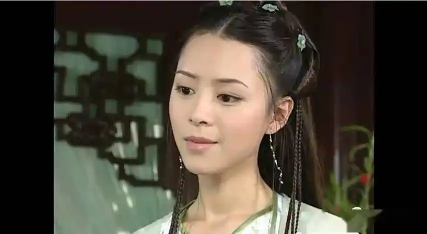 作为对比的是剧中另一章节故事中饰演小姐的张静初的端庄披发,服饰也