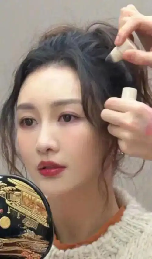王鸥晒化妆照官宣复工 照片中的王鸥妆容精致,气质高雅,展现出她独特
