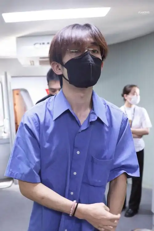 易烊千玺到达西宁##易烊千玺蓝色衬衫