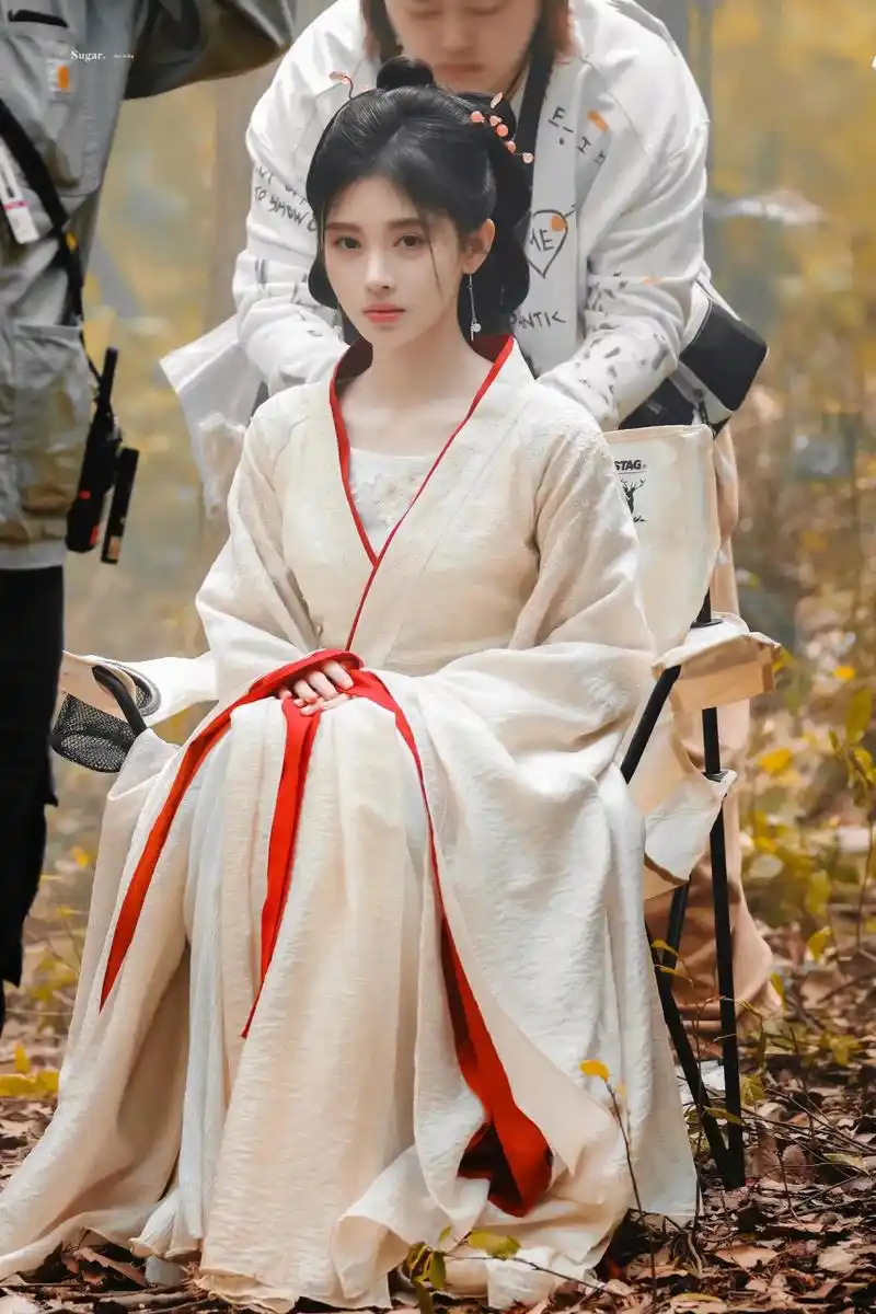 鞠婧祎在花间令的明显好看多了,她不适合头上太多头饰的造型,像她早期