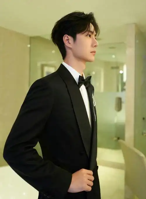 王一博身着黑色西装,佩戴 chanel 臻品珠宝les bl07s de chanel系列