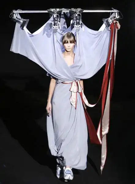 美女模特被晾在衣架上(组图)