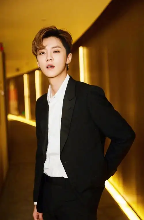 鹿晗儒雅绅士范帅气写真图片