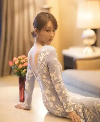 杨紫穿搭功力有了飞跃式的进步!气质也发生了变化,呆萌变性感了