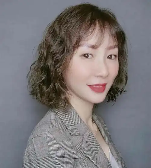 女人过了50岁后别乱烫发今年流行成熟复古风烫发减龄又显气质