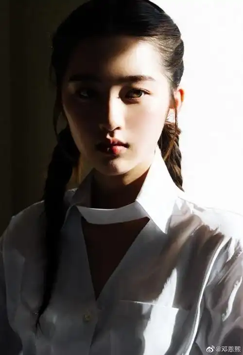 00后清纯女星邓恩熙晒多组美图雪肤玉貌太靓丽惊艳