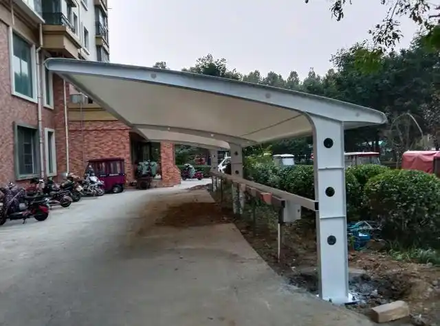 早期,常见车棚结构框架多为方管,顶部材料一般是:石棉瓦,彩钢瓦居多.