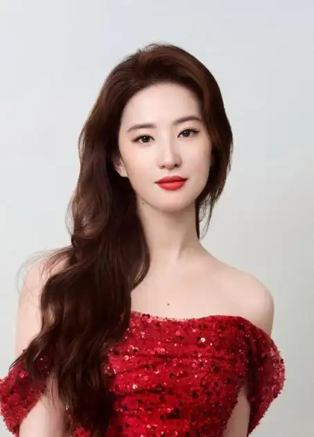 刘亦菲巴黎时装周惊艳亮相小黑裙撑伞名场面再现网友太美了