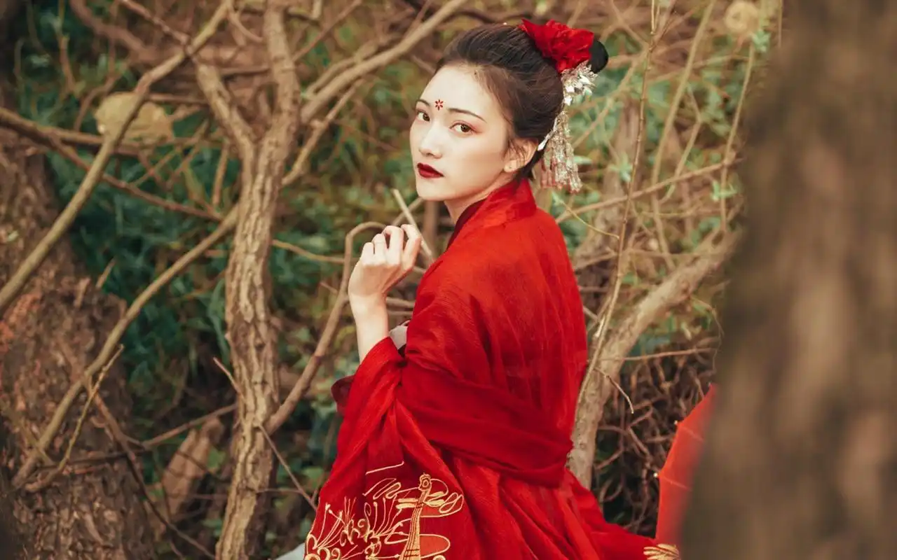 性感红衣古装美女高清桌面壁纸