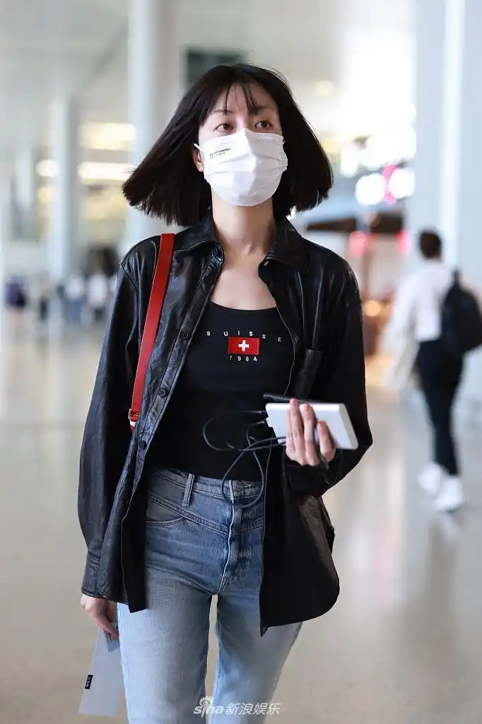 组图李溪芮穿紧身牛仔裤大秀美腿齐肩短发随风飘逸自带气场