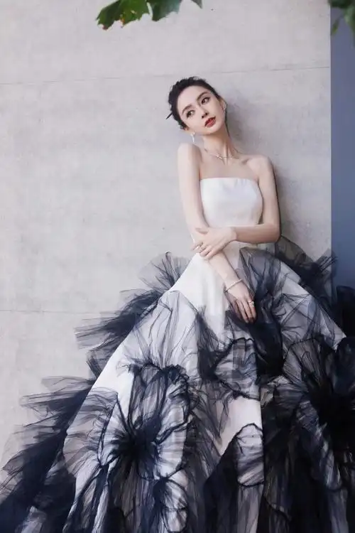 angelababy墨白花瓣礼裙##angelababy玉簪盘发造型