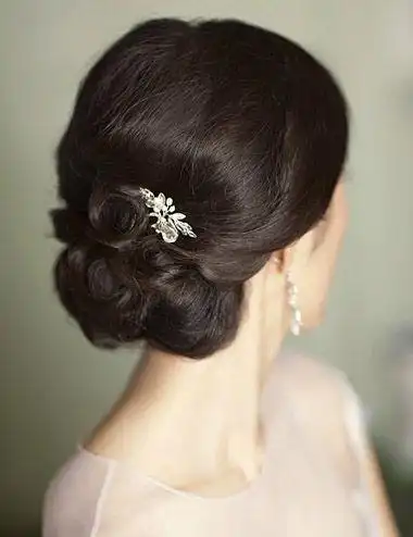 发型设计 盘发 >> 中年女人盘头鼓包发型 韩式中年人盘头发型 复古