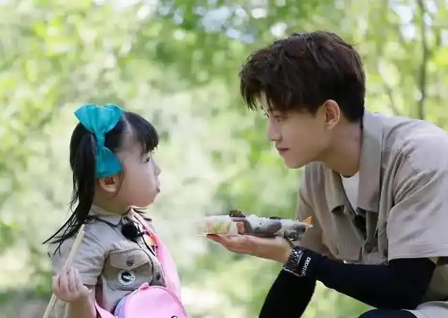 任嘉伦成奶爸对女儿简直太宠了网友最后一张的眼神太心动了