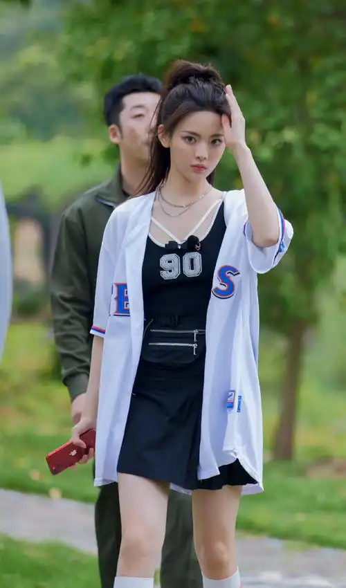 杨超越工作照 扎马尾穿短裙清纯可爱--澳鸟资讯平台-图文看天下生活