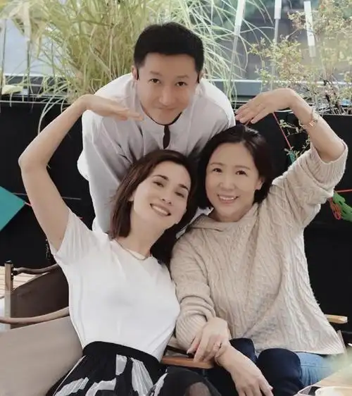 韩庚卢靖姗模仿古壁画,四目相对庆祝结婚纪念日