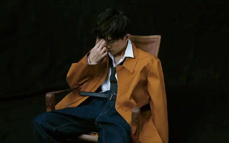 易烊千玺帅气杂志写真高清壁纸