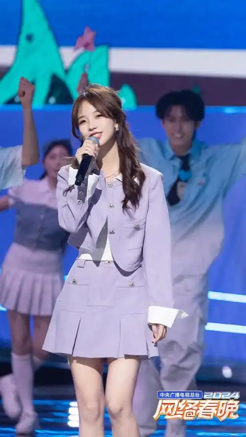 网络春晚:王冰冰惊艳亮嗓,大张伟搞怪献唱,央视四名嘴