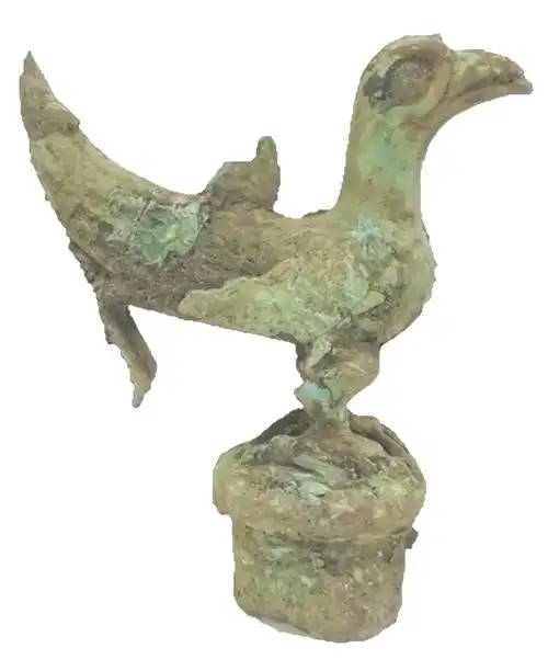 三星堆遗址出土的青铜鸟三星堆遗址象牙发掘现场2023年11月16日,由