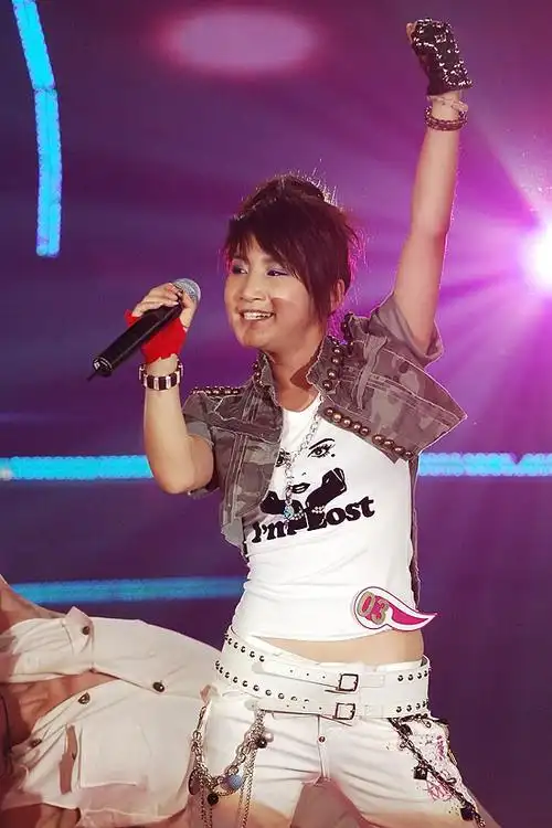 图文:超级女声总决赛8进6-艾梦萌露蛮腰