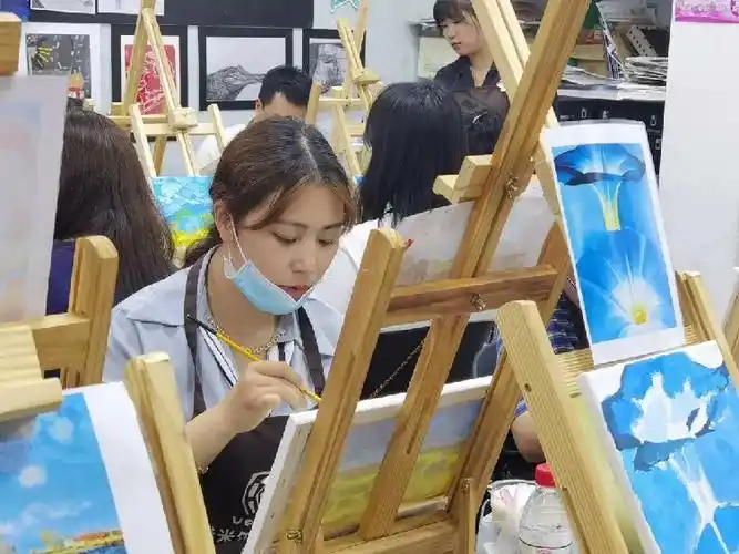 通过开展油画培训班,职工们不仅收获绘画的喜悦和亲手创作的艺术品,也