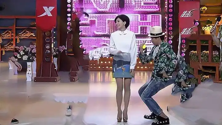 贾静雯做客天天向上身穿三分短裙尽显大长腿美极了丨天天向上