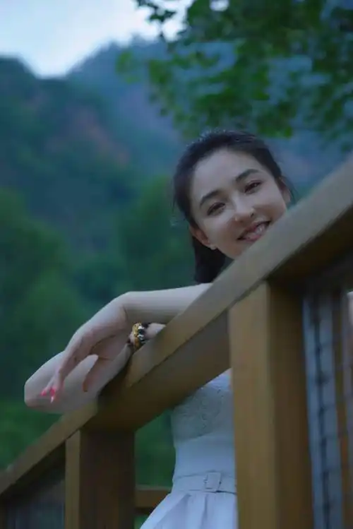 吴倩穿白色连衣裙清纯甜美 头扎高马尾笑容治愈-搜狐大视野-搜狐新闻