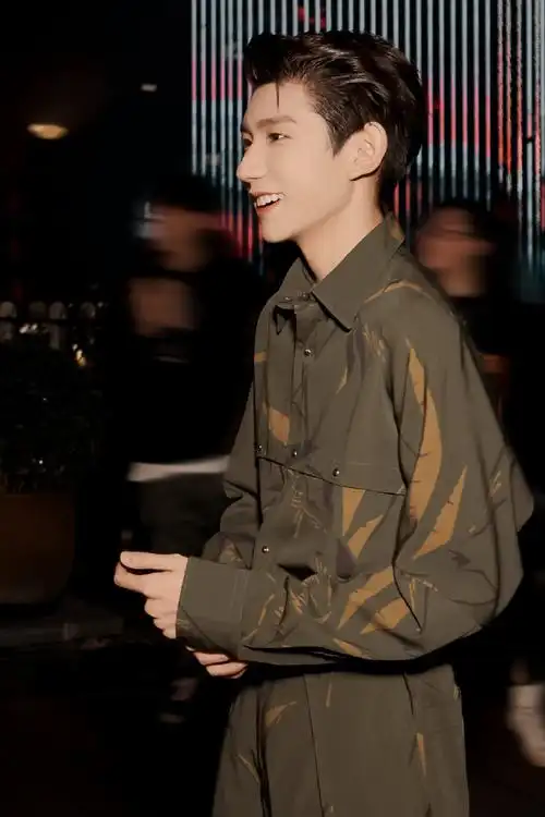 王源大背头小揪揪#小揪揪和大背头,我特别喜欢看王源留的一款发型,时