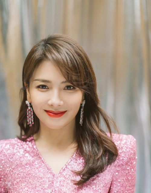 刘涛穿人鱼姬色长裙秀身材 玩眼神杀太迷人