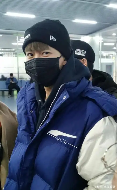 任嘉伦113长沙机场戴口罩了