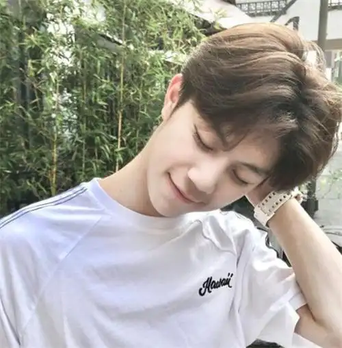 男生好看的蓬松烫发中分