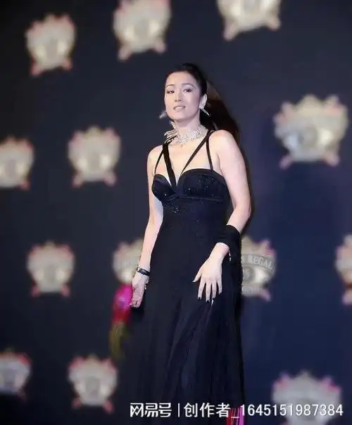 真没见过这样的巩俐穿深v绿裙配卷发这恐怕是她最妖冶的造型