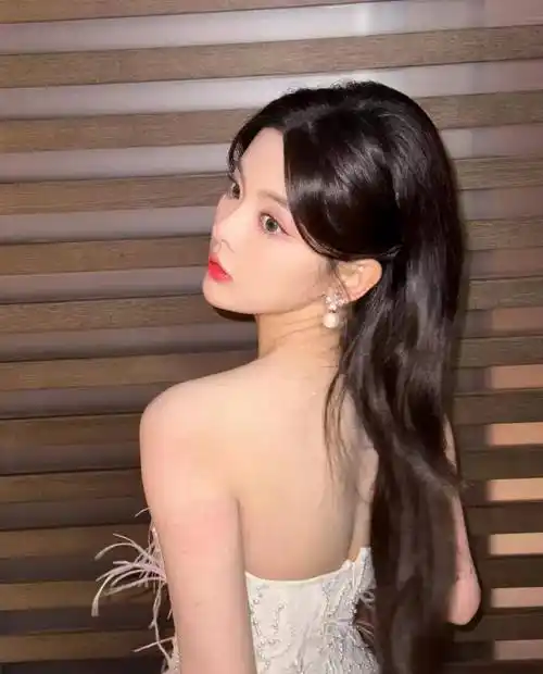 被杨超越的抹胸蕾丝礼服裙惊艳了白幼瘦美人果然适合纯欲风