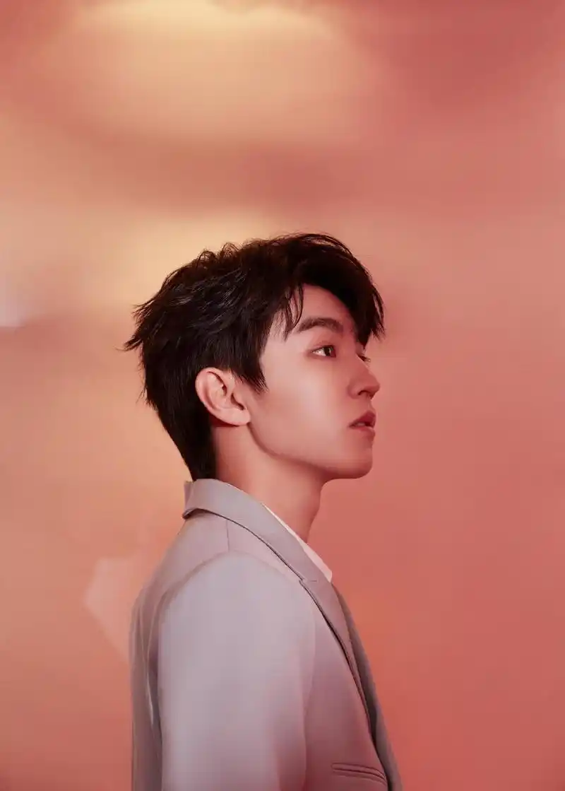 王俊凯新春写真释出西装造型青春帅气