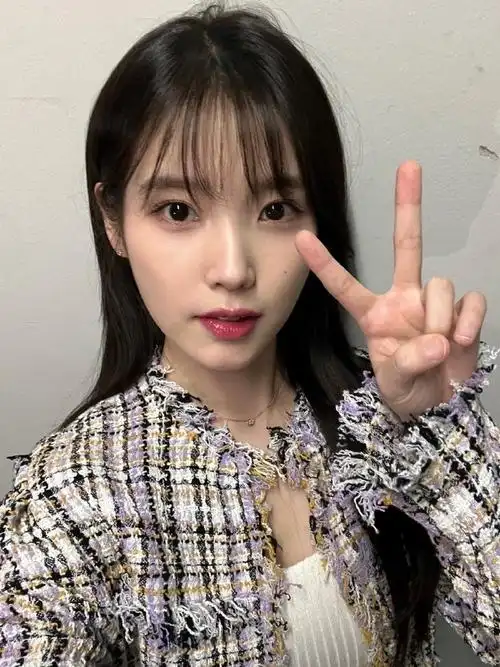 230507 iu 电影《dream》 舞台问候 (持续更)空投自拍05 耶布哒【cr