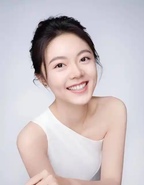 中国十大00后美女明星_演技_社会_贡献