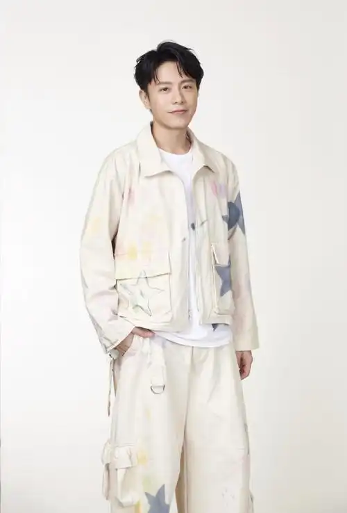 voguehk:专访台湾音乐人韦礼安———从容前行,享受「玩音乐」的过程