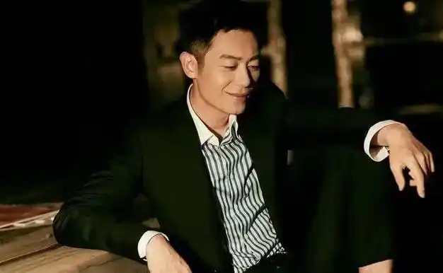 第四位,朱亚文真的是儒雅文人的代表好不好,我觉得他身上的那种儒雅之