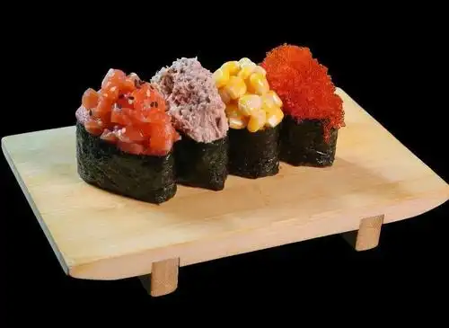 多种口味的军舰拼盘一次性给你多种满足小联最喜欢其中的蟹籽军舰吃到