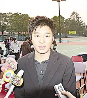 霍启山代父出席活动 尴尬谈母再婚露微笑(图)