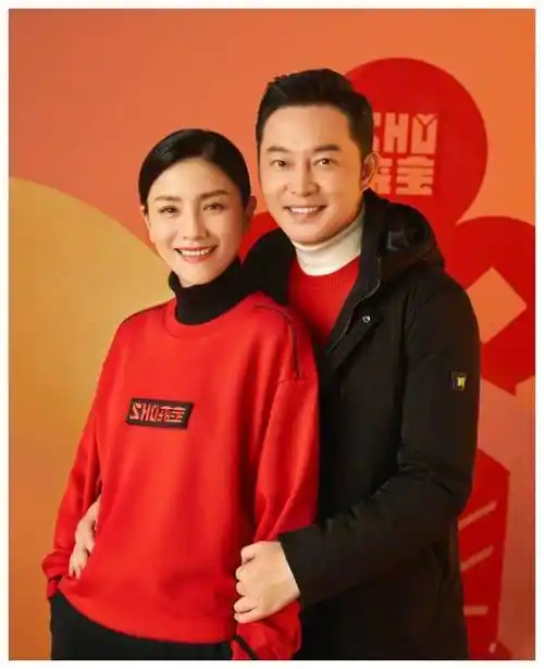 新年前胡可刚和丈夫一起恋爱,应该获得了某个品牌的代言人.