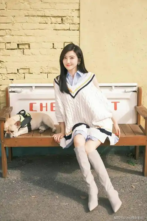 景甜的米色尖头长靴就显得稍微小女人一点,尖头高跟鞋,都是都市感女性