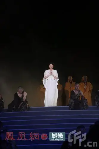 王菲白裙双手合十 安奉大典献唱《心经》