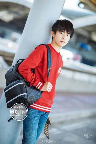 tfboys新闻170510时尚街拍大片来袭易烊千玺红色卫衣亮眼休闲