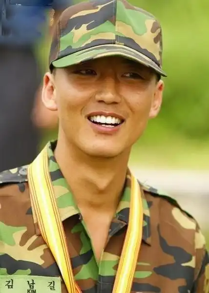 宋钟基军装照清瘦外型惹网友心疼 韩星军装照大比拼【14】