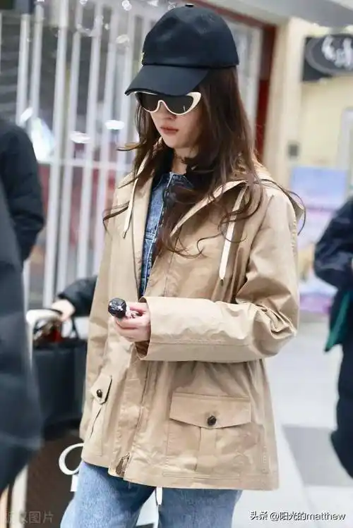 街拍:刘亦菲风衣搭配牛仔套装时髦利落_北京_机场