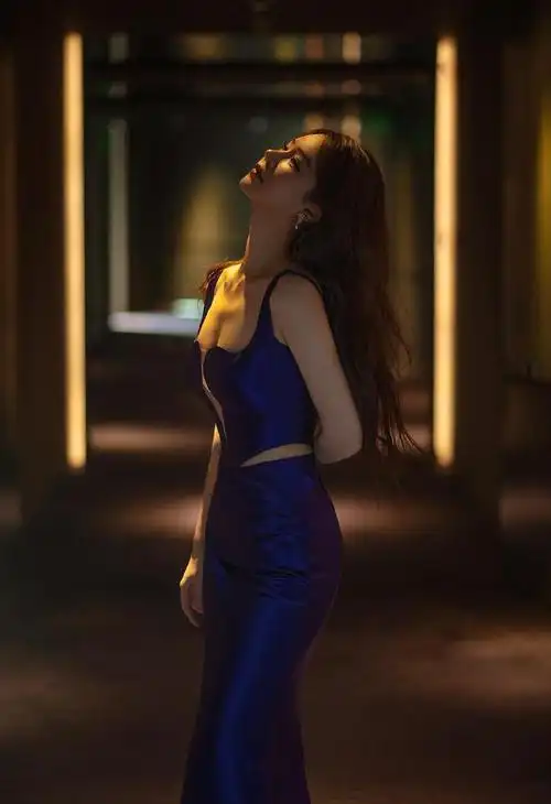 邱意浓走红毯,穿吊带包臀长裙,身姿婀娜,惊艳迷人|抹胸|披肩|女性身材