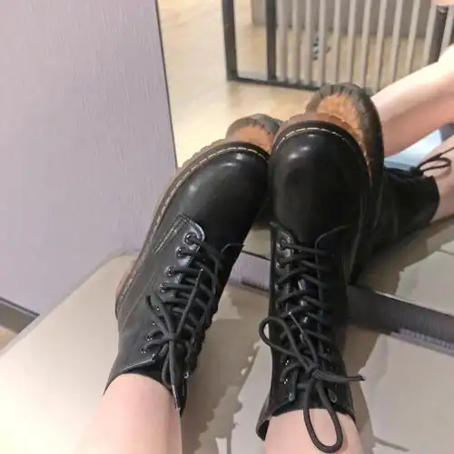 马丁靴真的是超百搭的款～夏天可以搭配短裤裙子穿里布很透气而且穿上