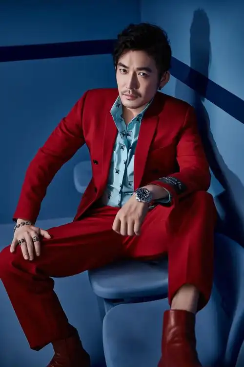 颜色使用上的大胆看似浮夸,却彰显了张博的痞帅有型,与其在演艺事业上