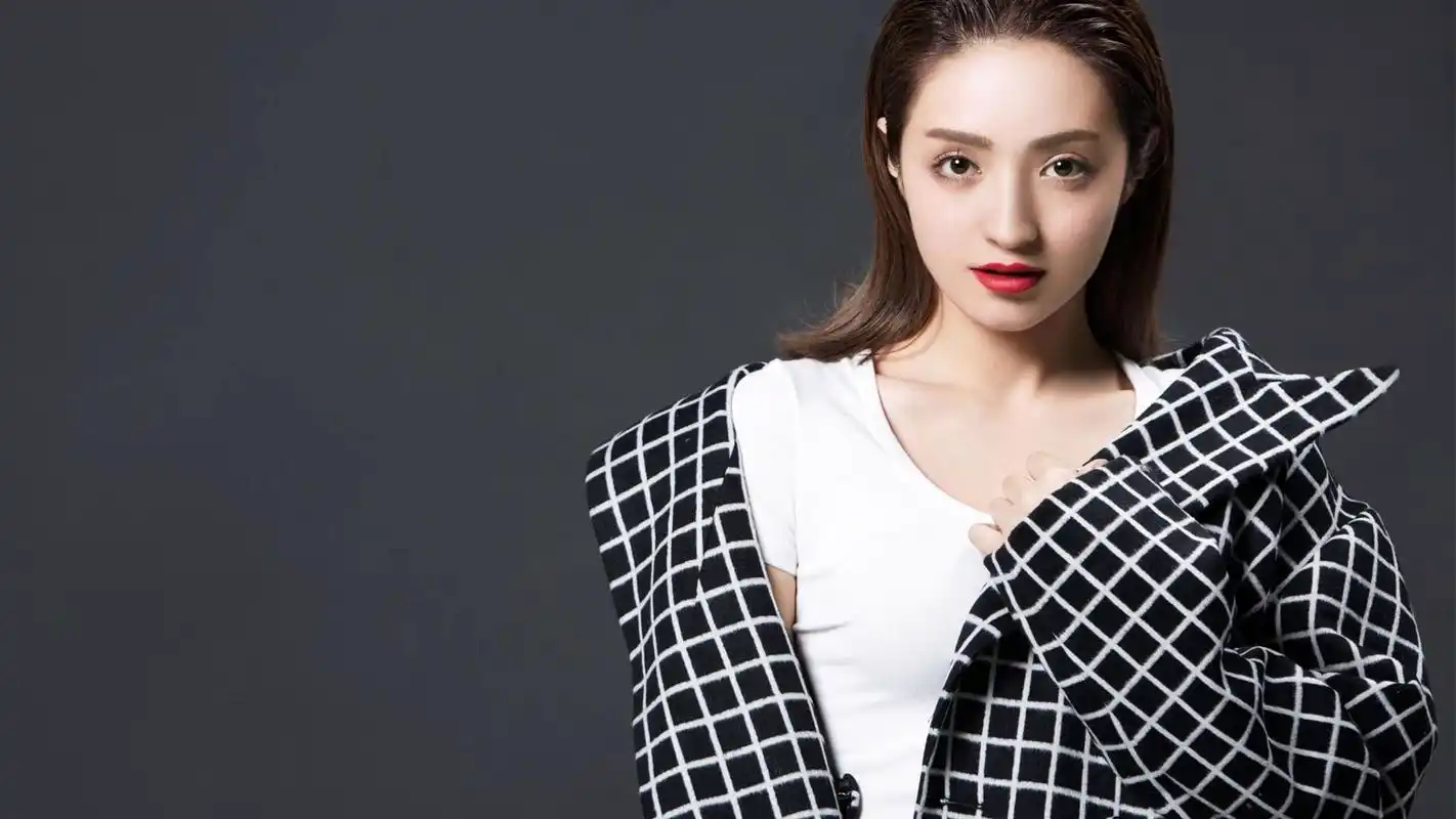 新疆美女麦迪娜写真高清电脑壁纸