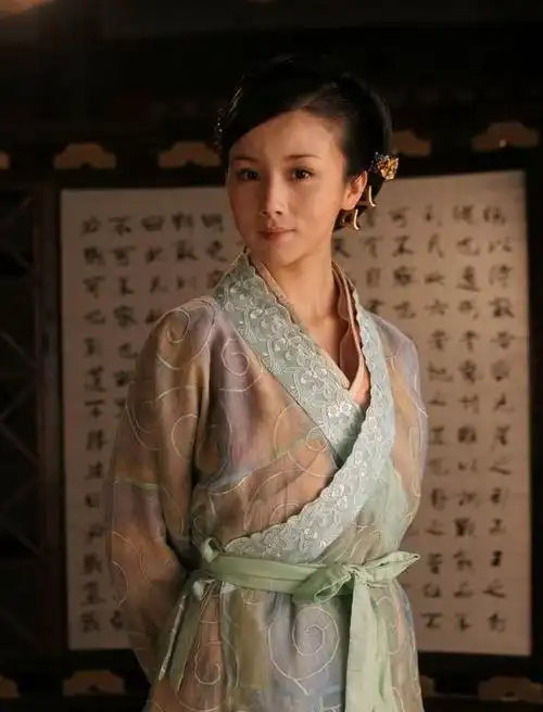 演员孙菲菲已经很清秀了为什么要给自己的脸添上不足